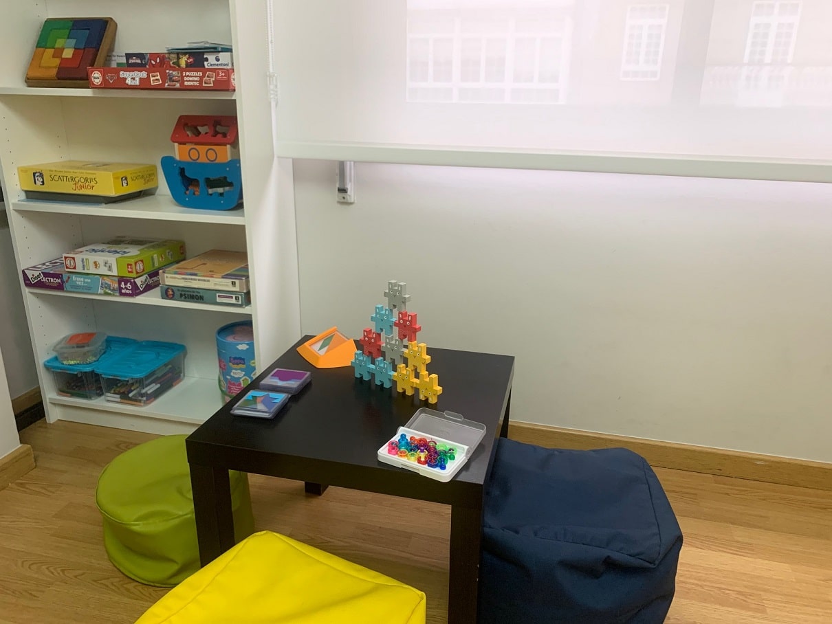 Instalaciones zona de juegos de áreas Psicología en Cangas do Morrazo